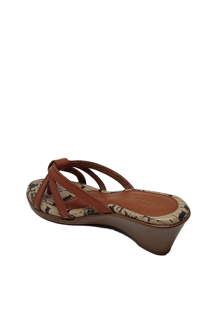 STRAPPY WEDGE SANDALS IN BROWN